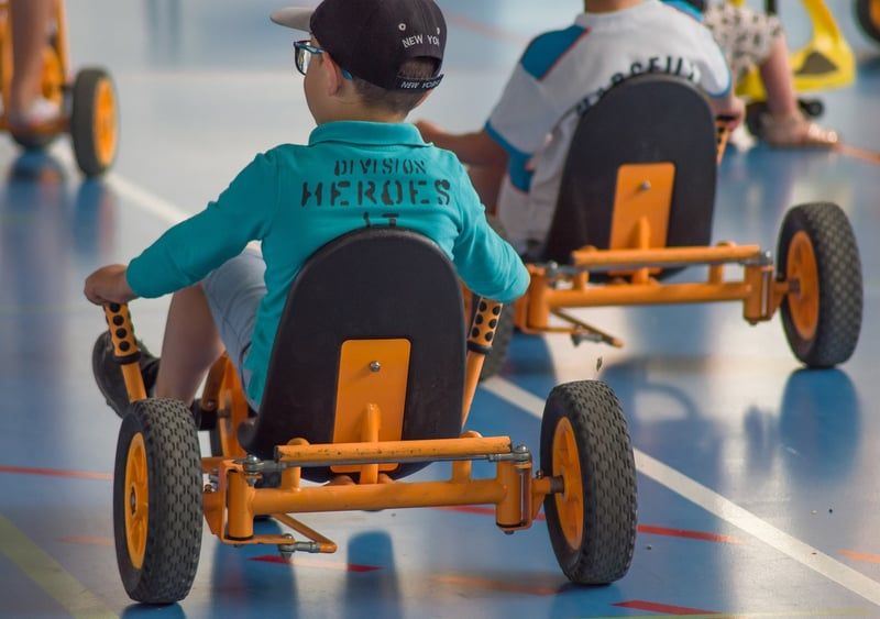 Karting pour enfants : découvrez comment initier vos petits à la course en 2026